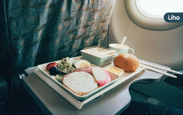 搭飛機如何避免不適？健康吃飛機餐「6大原則」：選擇低糖、避開咖啡