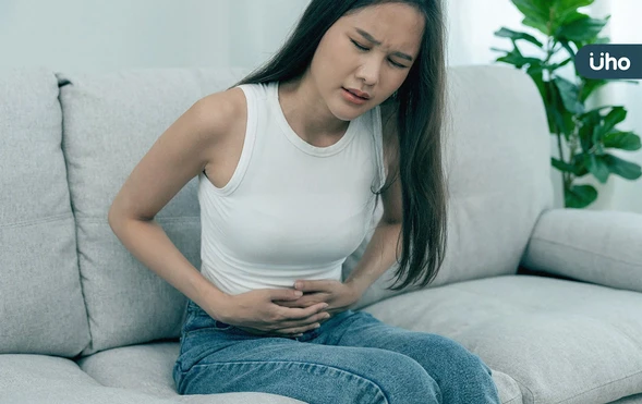 胃痛別拖！婦罹罕見「印戒細胞胃癌」醫警：有不規則胃潰瘍要當心
