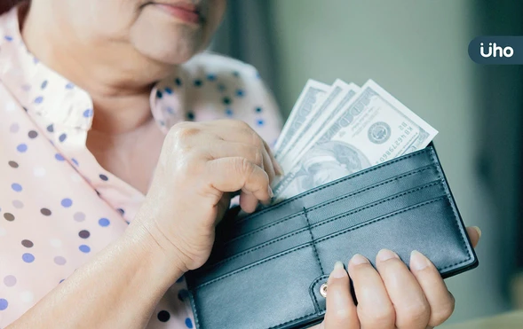 皮夾裡只放1000元就好？中高齡理財3種對策：避免「突然想請客」