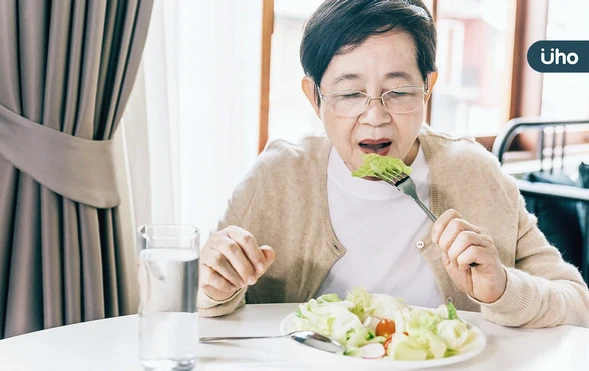  失智症患者進食困難，該不該放置鼻胃管？醫建議：先評估「這4件事」
