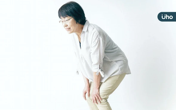 6旬婦「天天背痛」就醫才知骨質疏鬆！醫建議「生活3招」防骨本流失