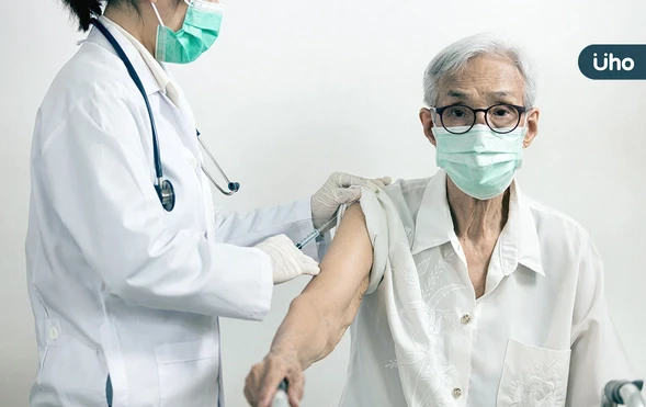 別再猶豫！最新調查揭「僅2成長者打新冠疫苗」醫警告死亡風險比流感高