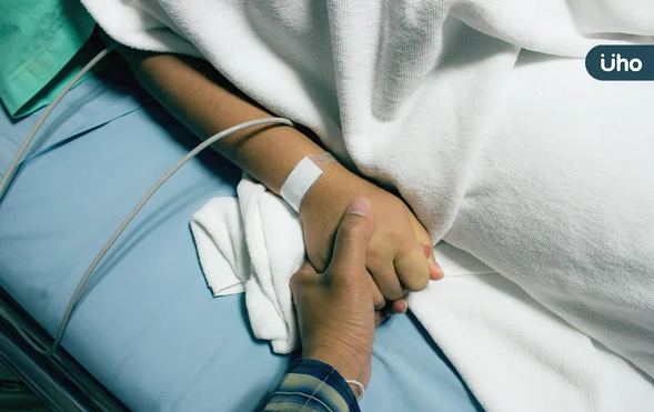 面對長輩病危要怎麼準備？該插管還是急救？家屬必知「7大考量點」