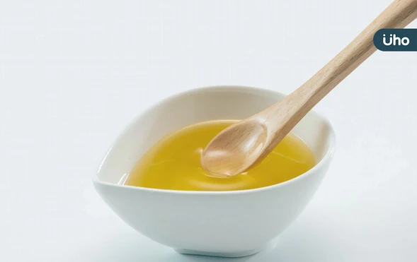 早上空腹喝「苦茶油」護胃又控糖！專家揭「正確喝法」搭蜂蜜或溫水