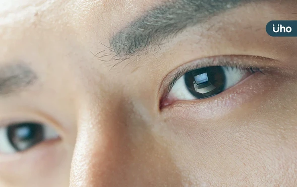 視力模糊、線條扭曲⋯不只是用眼過度！醫曝恐「這部位老化」長皺褶