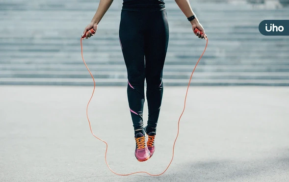 輕鬆瘦身的「跳繩減肥法」！名醫教「4個步驟」燃脂效果延長6小時