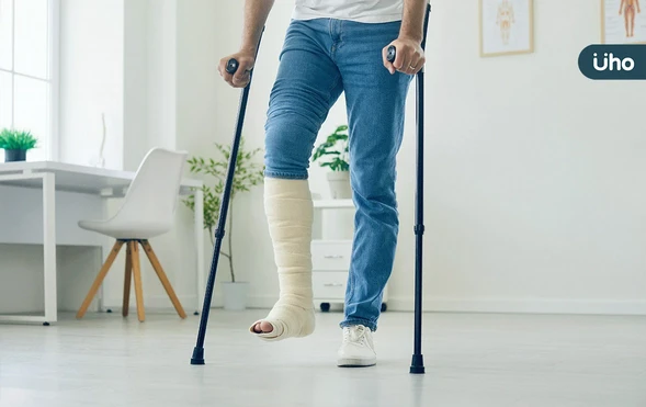 男車禍雙腿骨折險截肢！醫用「12次手術+負壓新式療法」成功保肢