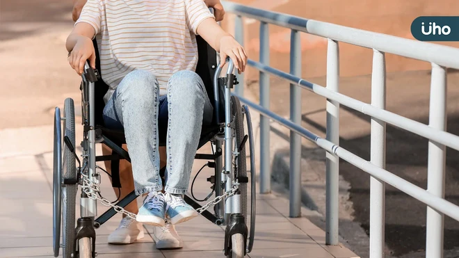 走路搖晃 罕病 SMA少女治療後「揮拍打球」重拾青春校園生活