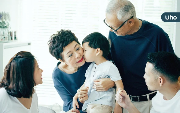 阿公阿嬤的話到底要不要聽？心理師教1招化解「家庭三角關係」衝突