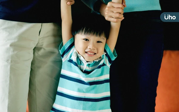 孩子彎腰駝背、扁平足、O型腿⋯小心「關節過動症候群」！醫2招改善