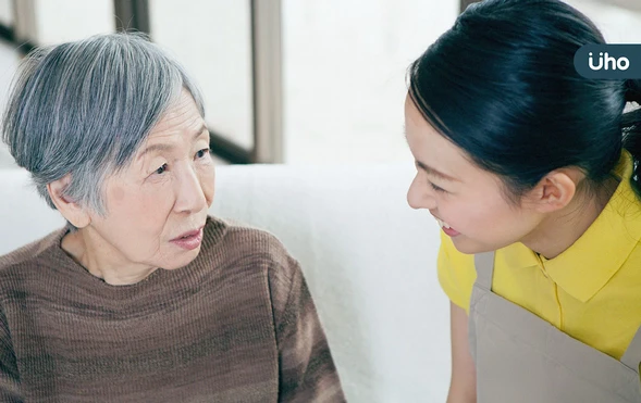 失智家人愛生氣、重複問問題？照顧者必知「安撫3技巧」先轉移注意力