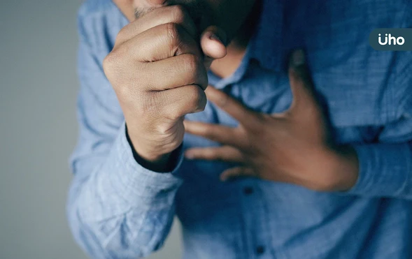 噎到怎麼辦？異物哽塞可以拍背嗎？必學「自我急救法」1情況直接送醫