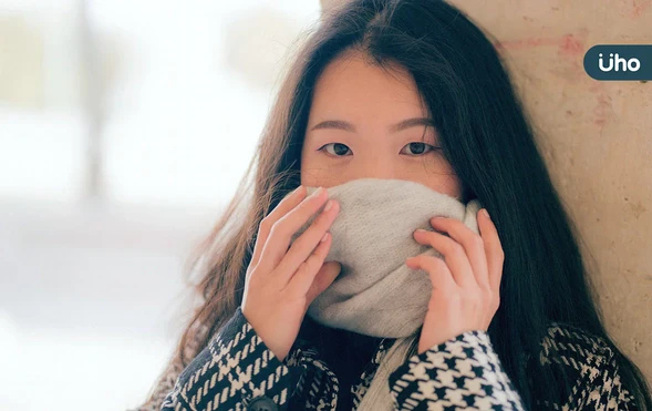 保暖效果大不同！日服飾專家實測圍巾「1種圍法」：從脖子暖到手腳