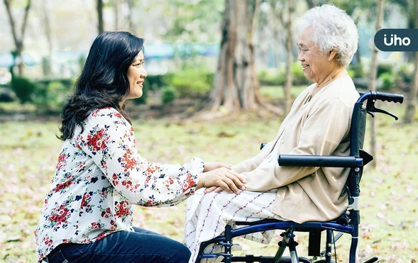 照顧失智家人好累，怎樣才能做到最好？心理師揭失智照護「5件事」