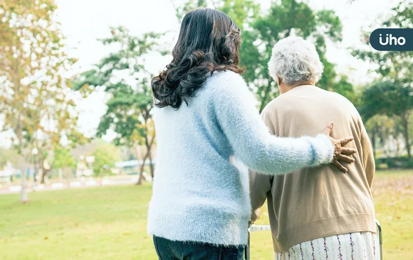 媳婦辭職只為照顧公公？揭密台灣女兒照護困境：吃力討好也必須做