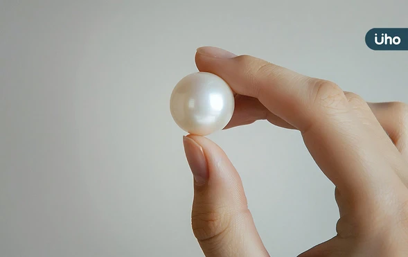 珍珠如何辨真假？從光澤、觸感、溫度解析⋯專家授「5招」一眼看懂