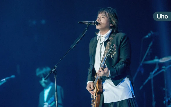 情歌都是為老婆寫！台灣搖滾天王「伍佰」：我的生命因她變得完整