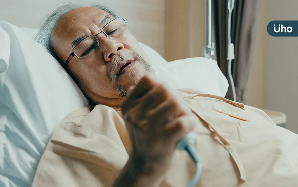 一人臥床拖垮全家！如何讓長輩「自願變健康」？藥師教3步驟溝通