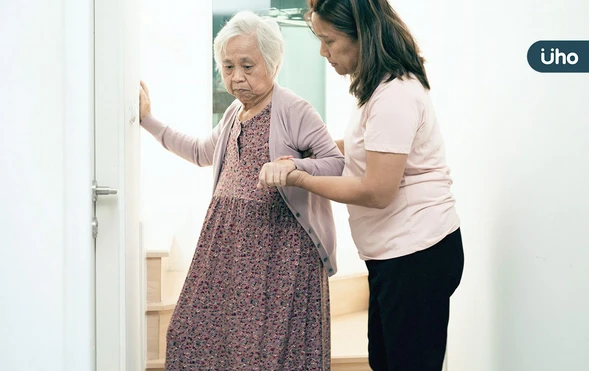 長輩「站不起來」怎辦？4招讓長輩輕鬆起身！最忌諱「1事」千萬別做