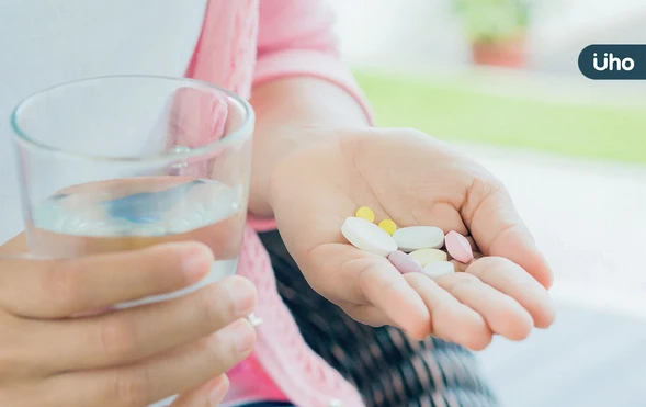 藥太大顆，可以剝半或磨成粉嗎？藥師建議「1招技巧」避免副作用