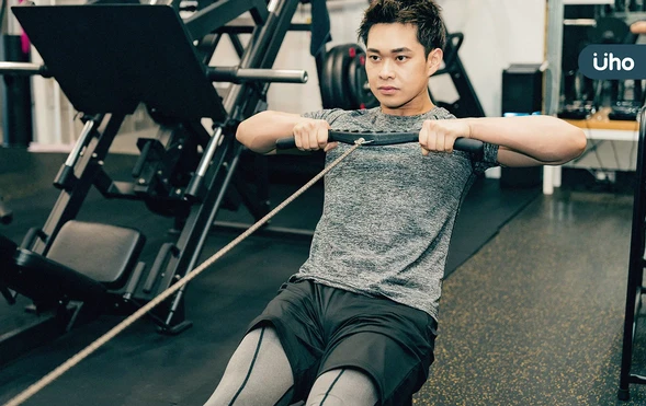 低衝擊運動「划船訓練」是什麼？教你完整動作4階段：有效燃脂增肌