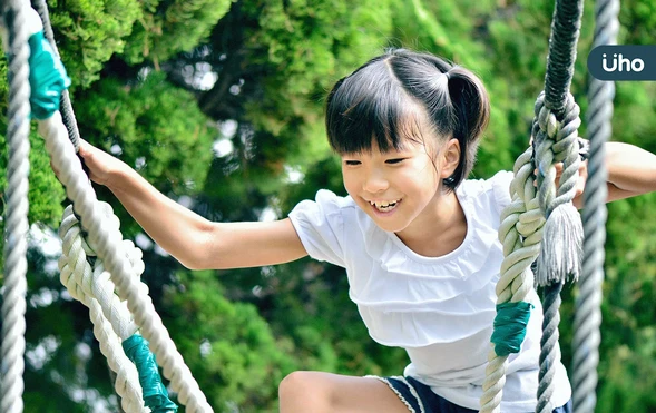 紫外線竟能預防兒童近視？醫揭「適度戶外活動」每週10小時就有效