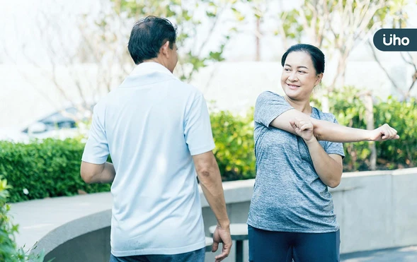 老年臥床年燒百萬！醫揭「顧身體等於賺錢」4個面向提升身體機能