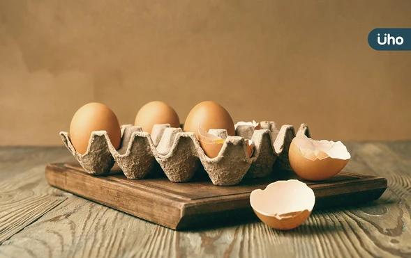 你吃的蛋新鮮嗎？洗選蛋、散裝蛋差在哪？「這1種蛋」料理前先洗