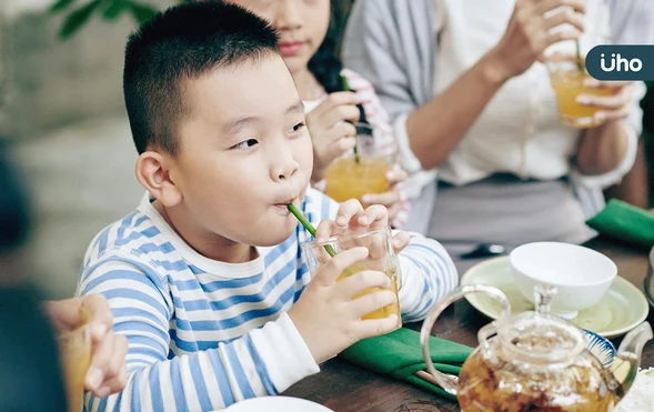 小學生喝能量飲料送急診！醫揭「急性咖啡因中毒」恐致心跳飆破120