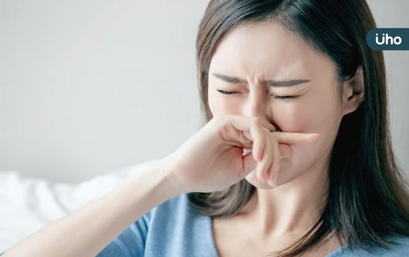 改善鼻過敏，洗鼻器真的有用嗎？醫揭「正確洗鼻」2步驟：頭低歪一邊