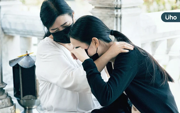 為什麼喪禮哭不出來？揭密華人社會中「隱藏哀傷」：只是假裝堅強