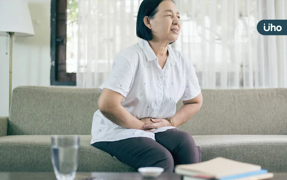 每吃必吐竟是腸子脫位！8旬嬤「結腸跑進胸腔」釀自發性橫膈膜疝氣