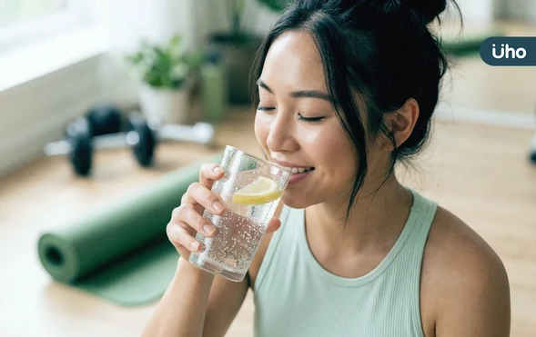 檸檬水可以天天喝嗎？韓星超愛的「日常保養飲品」喝對1時段更助消化