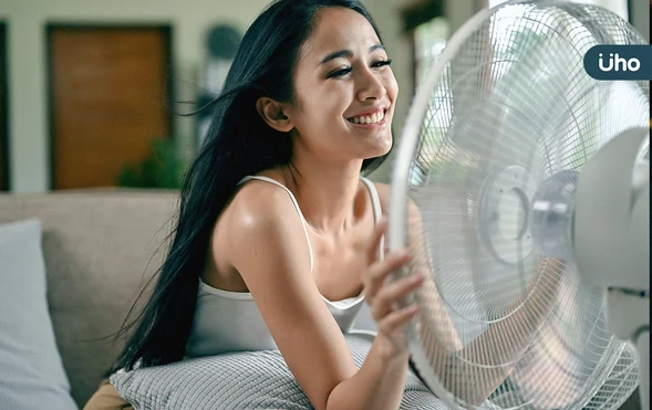 天氣熱不開冷氣怎麼消暑？英國專家分享省錢降溫法：關窗簾、開電扇