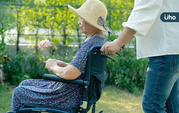 家屬要求患者乖乖的就好？看護把「失智患者綁床上」醫曝照護困境