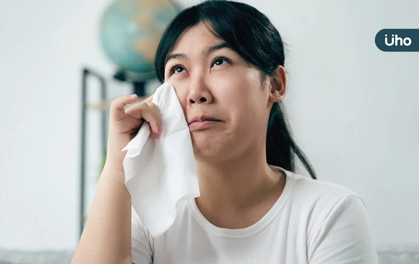 眼淚一直流不停？醫示警「鼻淚管阻塞」恐成淚囊炎：4種情況就快醫