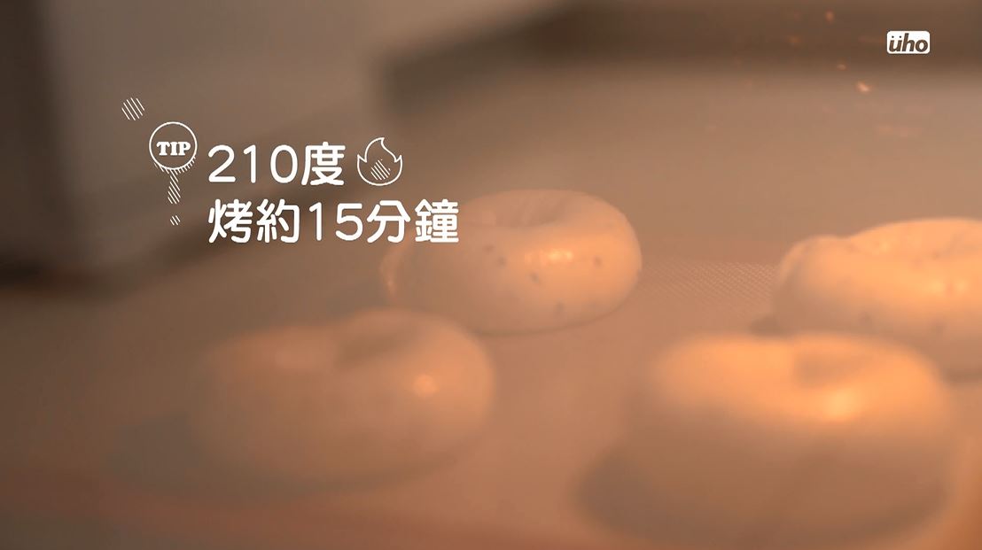 放進預熱好210度的烤箱，烤大概15分鐘